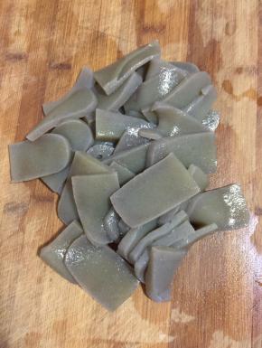 魔芋清洗干净后，切块儿，焯水备用！