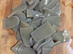 魔芋清洗干净后，切块儿，焯水备用！