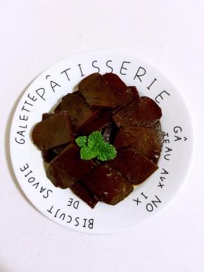 卤好的魔芋也是非常的好吃呢！用来下酒佐餐都很棒。