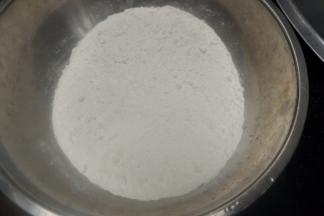 面粉放入稍微大一点的容器