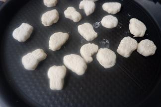 用电饼铛，平底锅，或者烤箱烙熟即可