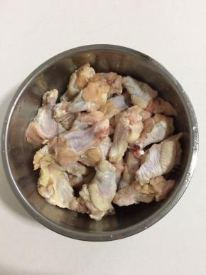 鸡腿清洗干净，沥干水份备用。