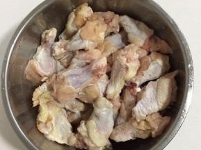鸡腿清洗干净，沥干水份备用。