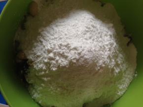 加入糯米粉 糯米粉的量根据面团的状态适量加 能成团 不要太稀 蒸的时候会塌 如果干 稍加一点水 试着加 能团起就好 