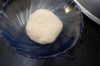 加水揉成光滑的面团