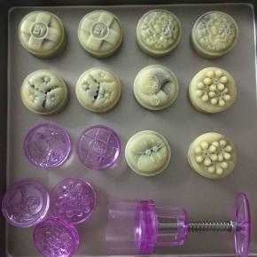 进烤箱前喷上水，180度烤10分钟，取出后刷上一层薄薄的蛋液再烤10分钟即可，蛋液要薄薄的刷上去哦！待凉了可以封袋保存等待2.3天回油即可食用了！