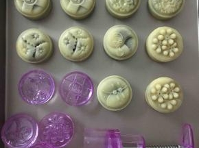 进烤箱前喷上水，180度烤10分钟，取出后刷上一层薄薄的蛋液再烤10分钟即可，蛋液要薄薄的刷上去哦！待凉了可以封袋保存等待2.3天回油即可食用了！