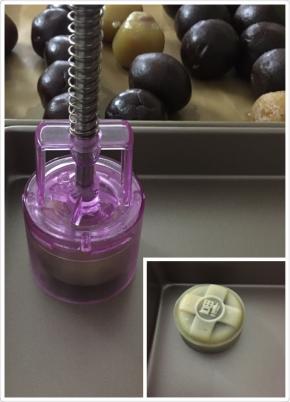 放在金盘一一压好！（放在金盘压的话不用移动，不怕整变形）个人感觉最喜欢那个福字的花纹了，