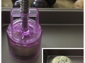 放在金盘一一压好！（放在金盘压的话不用移动，不怕整变形）个人感觉最喜欢那个福字的花纹了，