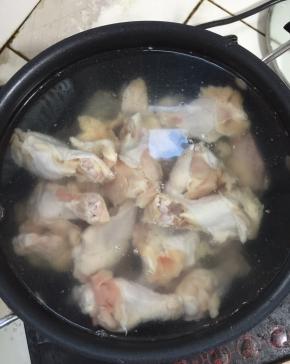 鸡腿冷水下锅，慢慢的浸出鸡腿里面的血水！

