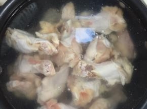鸡腿冷水下锅，慢慢的浸出鸡腿里面的血水！

