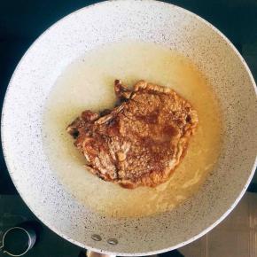 平底锅入油，油热后中火，将大排入锅煎制两面发黄，约七分熟取出。