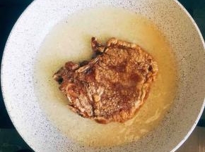 平底锅入油，油热后中火，将大排入锅煎制两面发黄，约七分熟取出。