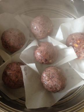 团成80克一个的粘糕团 垫烘焙纸 入蒸锅 上气以后 大火蒸十分钟 即可