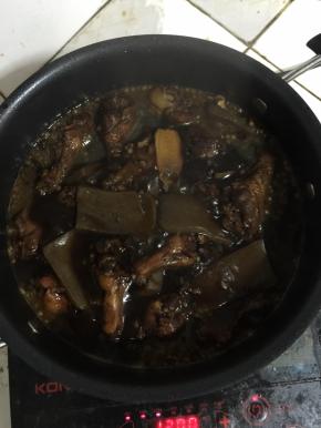 转中小火慢慢煮至只剩少许汤汁儿！

