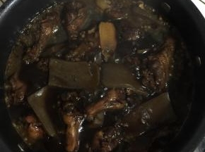 转中小火慢慢煮至只剩少许汤汁儿！

