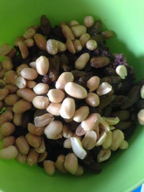 加入炒熟去皮的花生