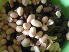 加入炒熟去皮的花生