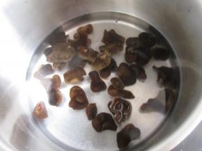 锅里放水烧开，把木耳放上。