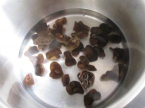 锅里放水烧开，把木耳放上。