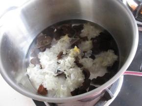 在放入泡好的银耳稍煮2分钟。