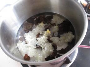 在放入泡好的银耳稍煮2分钟。