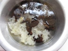 捞到冷水里过凉。