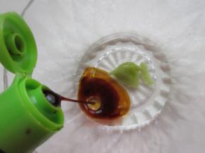 辣根放入碗中，加入仙露，生抽，白醋，盐拌匀。