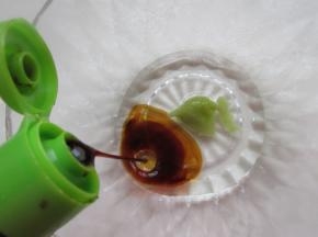 辣根放入碗中，加入仙露，生抽，白醋，盐拌匀。