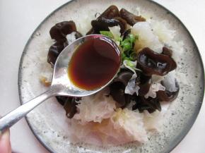 小葱切末撒上，再把料汁浇到木耳上。