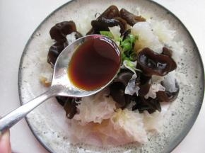 小葱切末撒上，再把料汁浇到木耳上。