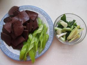 把猪血切片，尖椒切条，葱姜切段。