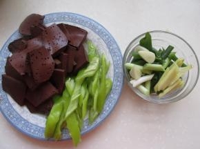 把猪血切片，尖椒切条，葱姜切段。