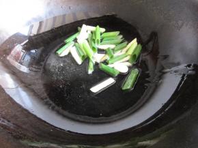 锅里放油，虾葱姜炒香。