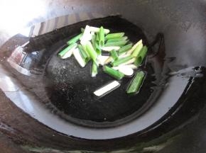 锅里放油，虾葱姜炒香。