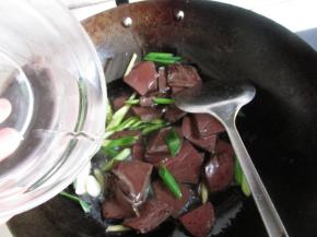 倒入一点点水继续煸炒。