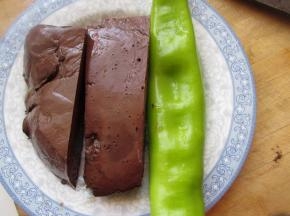 猪血，尖椒洗净。