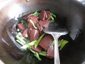 把猪血放入煸炒。