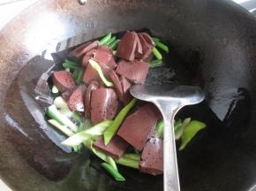 把猪血放入煸炒。