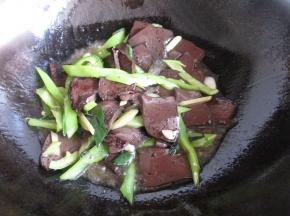 炒到尖椒变软，即可加盐调味。