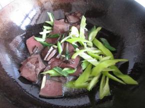 放入尖椒煸炒。