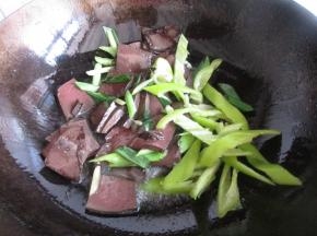 放入尖椒煸炒。