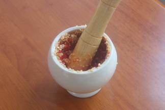 用力的捶吧，期间会有辣椒和大蒜会溅出来，用右手捶，左手稍微挡一下