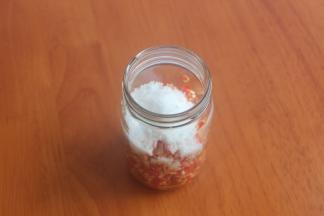 放入干净无水无油的玻璃瓶，加入盐，使劲加了4勺