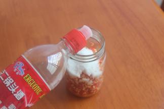 加入北京二锅头，最好用最高度的白酒，56°的最好，我只买到这个52°的将就用