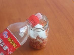 加入北京二锅头，最好用最高度的白酒，56°的最好，我只买到这个52°的将就用