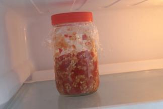 先盖一层保鲜膜，再盖上盖子放冰箱3天