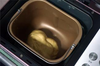 黄油除外，将食材放入面包机，启动揉面程序20分钟。然后放入黄油，再次启动揉面20分钟至出膜。