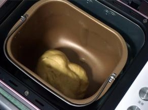 黄油除外，将食材放入面包机，启动揉面程序20分钟。然后放入黄油，再次启动揉面20分钟至出膜。