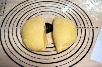 将揉好的面团平均分成两份，每份约250克。